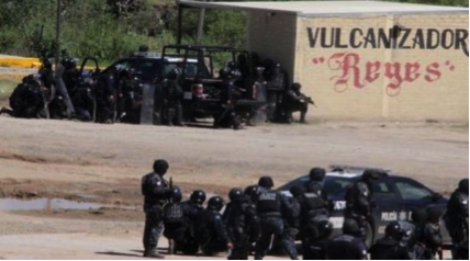 Police pointing rifles at the crowd in Nochixtlán (Photo: Cuartoscuro)