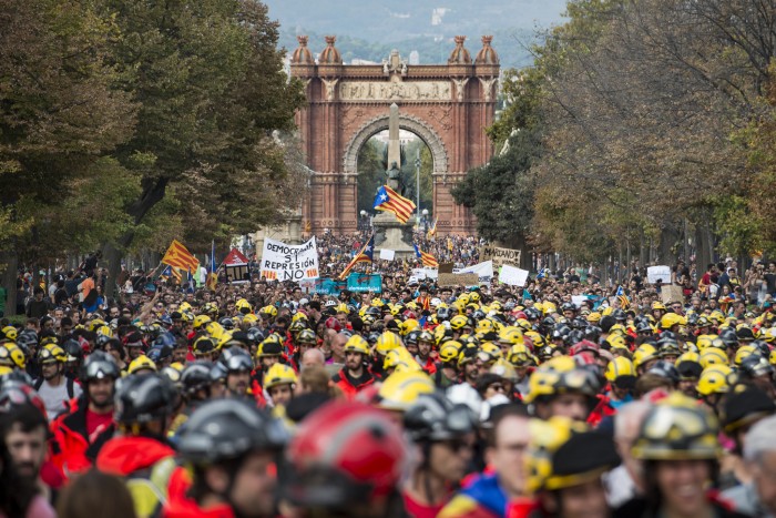 Hundreds of thousands of people march through the streets of Barcelona during the general strike in Catalonia, called as protest against police violence during the day of the referendum on independence of Catalonia (photograph by Adolfo Lujan, via Flickr, CC BY-NC-ND 2.0).