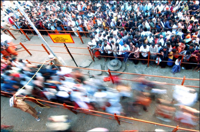 Crowd management at Sabaramila, 5 December 2007 (© ragesh ev, via Wikimedia Commons, CC BY 2.0).